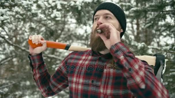 Курящий бородач — стоковое видео