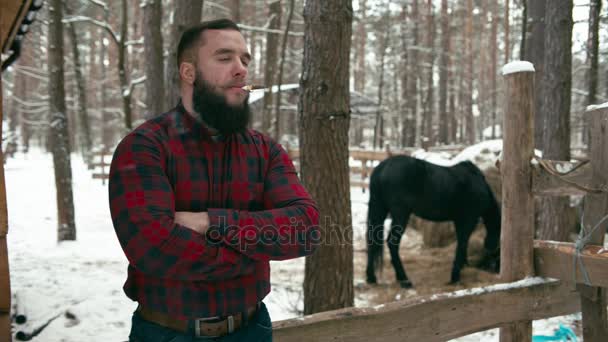 Vousatý muž kouření — Stock video