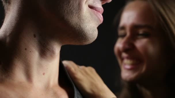 Couple Hétérosexuel Flirtant Vestes Motard Sur Noir Profondeur Champ Faible — Video