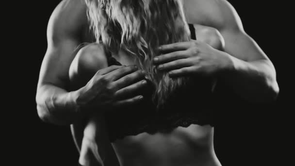 健身情侣 男人轻轻地抚摸着年轻身材的女人的躯干 黑白相间 — 图库视频影像
