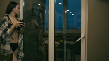 Mutfak üzerine sıcak kumaş genç kadın