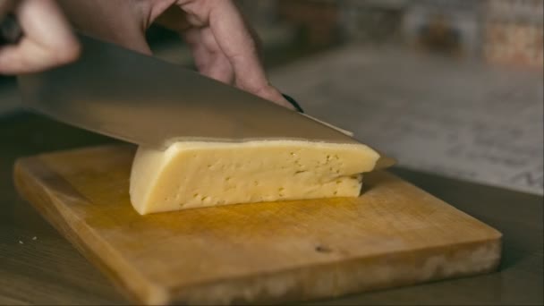 黒い下着で 若い女性台所でチーズをカットします クローズ アップ — ストック動画