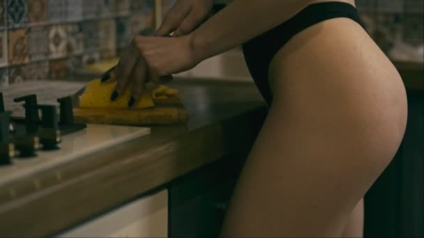 黒い下着で 若い女性台所でチーズをカットします 垂直方向のパン — ストック動画