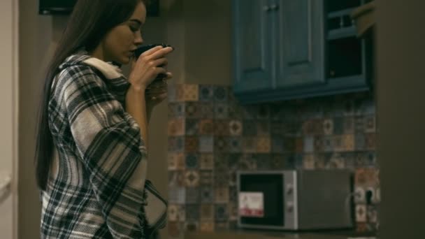 Mujer joven en tela caliente en la cocina — Vídeos de Stock