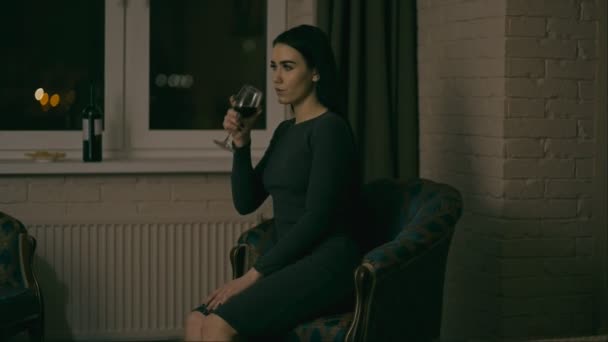 Jeune femme avec un verre de vin — Video