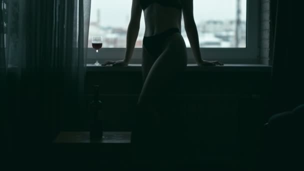 Νεαρή γυναίκα κοντά σε παράθυρο. Βρόχου — Αρχείο Βίντεο