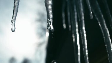 Eriyen buz sarkıtları tarih Pzr. Ağır çekim