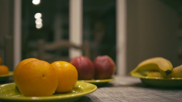 Frutos Que Yacen Sobre Mesa Cocina Transición Focal — Vídeos de Stock