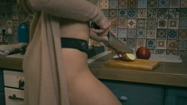 Mujer Ropa Interior Está Cortando Una Manzana Cocina — Vídeos de Stock