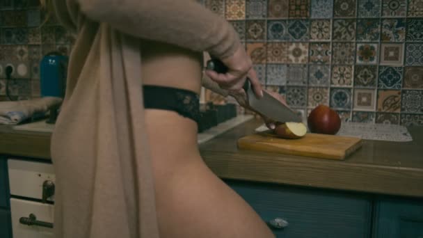Mulher Roupa Interior Está Cortar Uma Maçã Cozinha Montes Tiros — Vídeo de Stock