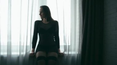 Orta pencere yakınındaki seksi kıyafeti kışkırtıcı kadın yaşlı. Sorunsuz döngü