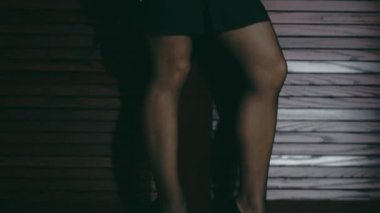 Orta yaşlı kışkırtıcı kadın kamera yakınındaki ormanlık arka plan ile flört