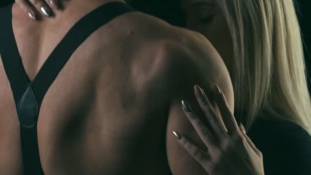 Blonde Frau Die Langsam Den Rücken Eines Jungen Muskulösen Mannes — Stockvideo