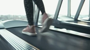 Koşu bandındaki kadın