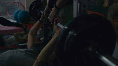 Bench press eğitimciler yardım