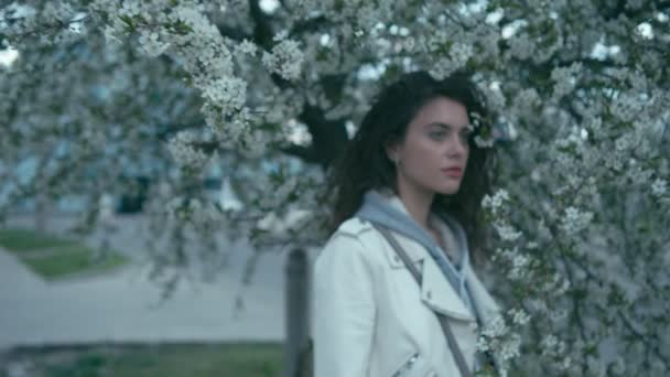 Menina perto de árvore florescente, câmera lenta — Vídeo de Stock
