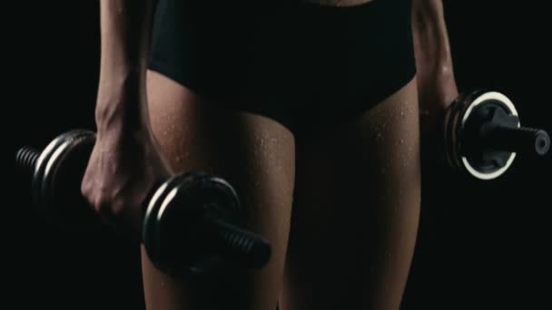 Genç fitness sarışın kadın, ağır çekim — Stok video