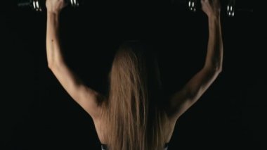 Genç fitness sarışın kadın, ağır çekim