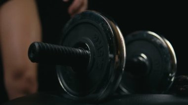 Genç fitness sarışın kadın, ağır çekim