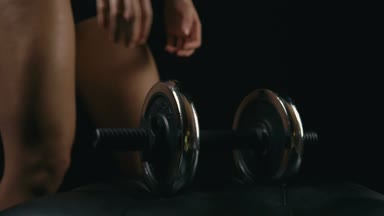 Genç fitness sarışın kadın, ağır çekim