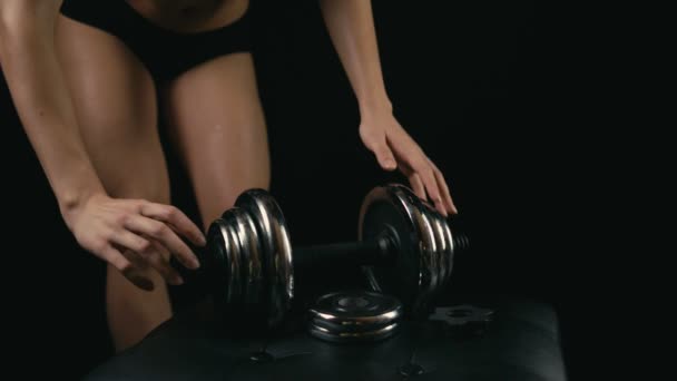 Genç fitness sarışın kadın, ağır çekim — Stok video