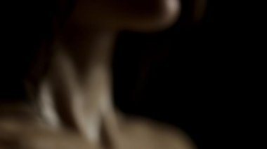 Sağlıklı kadın göğüslerine yakın, sığ alan derinliği, dikey dönüş.