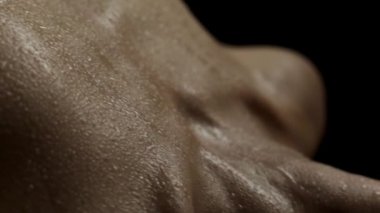 Elinde lale olan üstsüz bir kadın. Karanlık, şehvetli bir konsept.