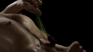 Elinde lale olan üstsüz bir kadın. Karanlık, şehvetli bir konsept.