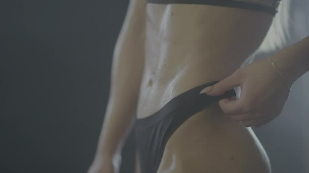 Los músculos abdominales de la mujer joven — Vídeo de stock