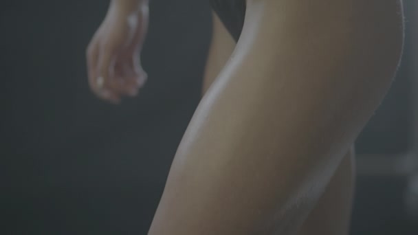 年轻妇女的腹部肌肉 — 图库视频影像