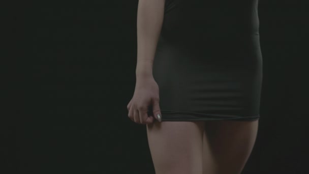 Passar kvinna i klänning — Stockvideo