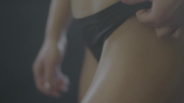 若い女性の腹部の筋肉 — ストック動画