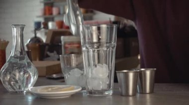 Buzlu cam kokteyl koyuyorum.