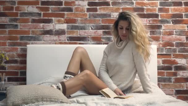 Mujer Con Libro Sobre Lectura Cama — Vídeo de stock