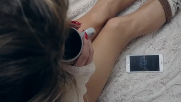 Vrouw Met Beker Bed Drinken Warme Drank — Stockvideo