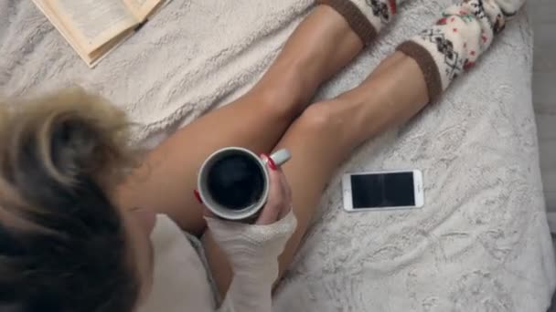 Mujer Con Taza Cama Bebiendo Bebida Caliente — Vídeo de stock