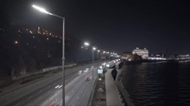 Ukrayna otobanlı gece manzaralı Kiev. Zaman aşımı. Kiev, Ukrayna, 23 Kasım 2019. Kusursuz döngü