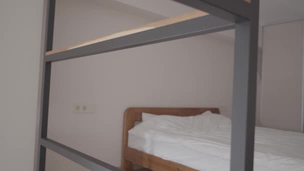 Современная Минималистичная Спальня Втором Этаже Квартиры Хонтальный Панцирь — стоковое видео