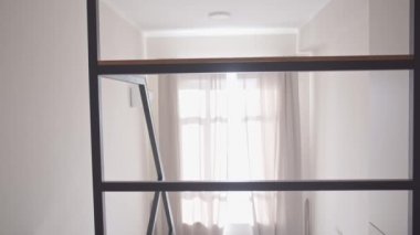 Bir kadeh şarapla balkonda bir kadın, ağır çekimde vurulmuş, sığ bir alan derinliğinde.