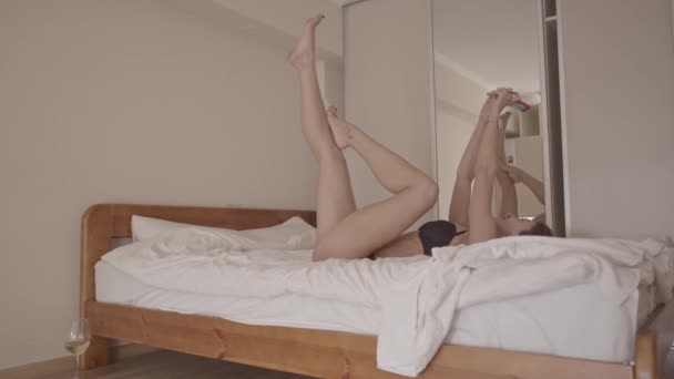 Młoda Kobieta Robi Selfie Domu Łóżku Kręcona Zwolnionym Tempie — Wideo stockowe