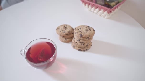 Rode Kop Thee Tafel Koekjes Ondiepe Velddiepte — Stockvideo