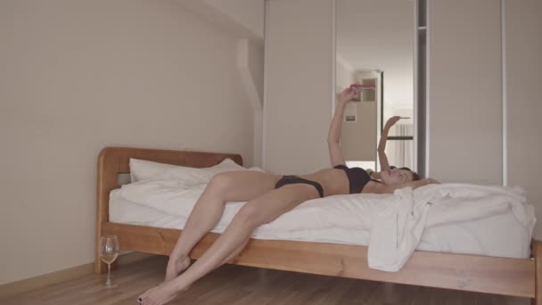 Junge Frau Macht Selfie Hause Bett Aufgenommen Zeitlupe — Stockvideo