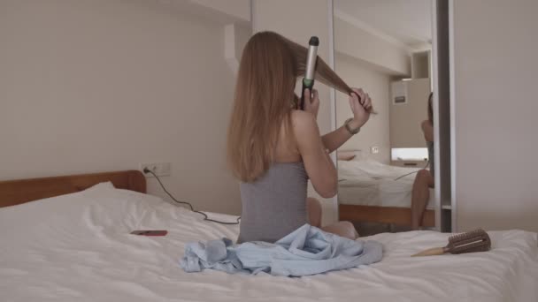 Mujer Joven Cama Dormitorio Peinando Cabello Mirando Espejo Disparado Cámara — Vídeos de Stock