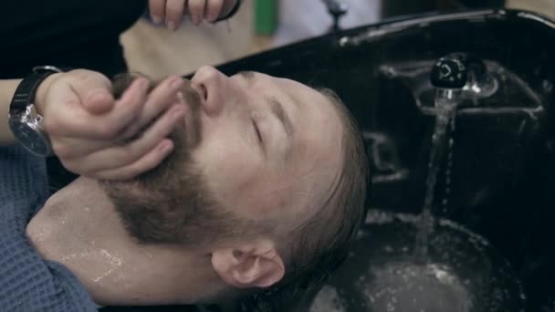 Homem na barbearia, close-up — Vídeo de Stock