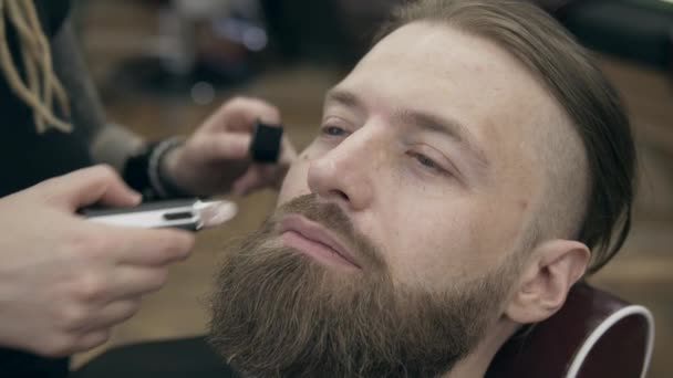 Человек в парикмахерской, крупный план — стоковое видео