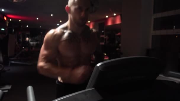 Fit guy dans la salle de gym sur tapis roulant — Video