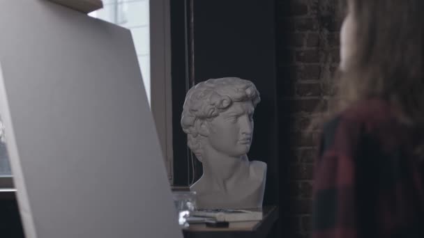 Silueta Femeii Care Face Desene Aspre Hârtie Creion Bust Statuie — Videoclip de stoc