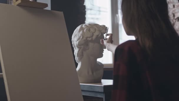 Sylwetka Kobiety Mierzącej Proporcje Biustu Ołówkiem Popiersia Posągu Nakręcona Zwolnionym — Wideo stockowe