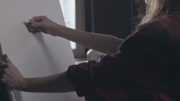 Crâne de dessin de femme sur papier, faible profondeur de champ 