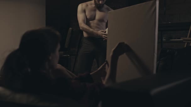 Mulher Está Desenhando Homem Musculoso Barbudo Foco Homem Câmera Lenta — Vídeo de Stock